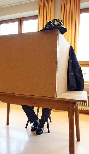 Kommunalwahl 2014: Bilder aus einem Wahllokal in Unterammergau...
