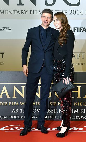 Lisa Müller, die Glamouröse. Viele Spielerfrauen kommen und gehen, sie bleibt &ndash; und hat obendrein die Hosen an. Dafür gibt&rsquo;s schon mal einen Pluspunkt. Denn Lisa Müller muss sich selbst, ihrem Darling Thomas und der Weltöffentlichkeit nichts mehr beweisen.
Und doch tut sie es, nicht etwa im Mini-Glitzer-Kleidchen wie der große Rest (gähn!), sondern auf eine bemerkenswert glamouröse und stilsichere Weise....