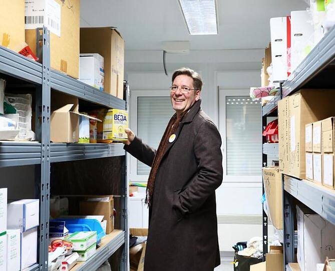 Refudocs-Gründer Mathias Wendeborn im Lagerraum.