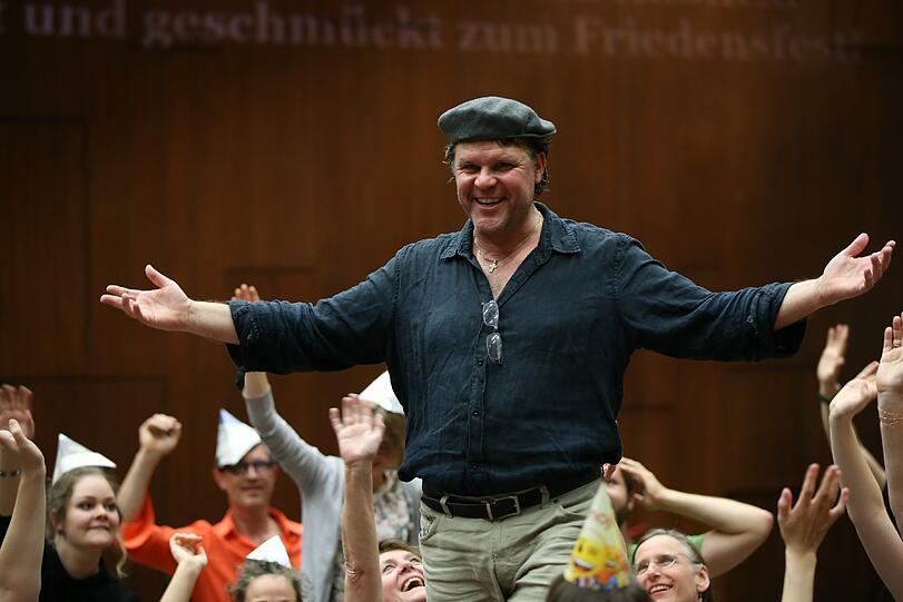 Szenen aus Andreas Wiedermanns Inszenierung von Wagners "Rienzi".