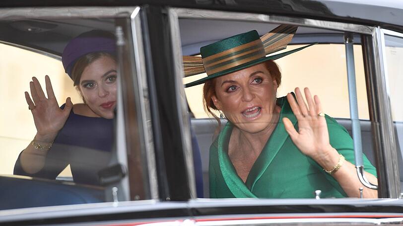 Prinzessin Beatrice und ihre Mutter Sarah Ferguson (r) kommen zur Hochzeit von Prinzessin Eugenie und Jack Brooksbank in der St.-Georges-Kapelle von Schloss Windsor an.