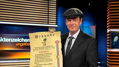 Besondere Detektivmütze für Rudi Cerne. Foto: Sina Schuldt