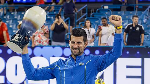 Novak Djokovic hält nach dem Sieg die Rookwood Trophy.
