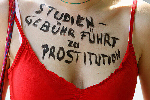 Immer mehr Studentinnen schaffen an: Was diese Studentin bei einer Demonstration gegen die Einführung der Studiengebühr an deutschen Unis so schön kritisierte, wird jetzt Wahrheit.