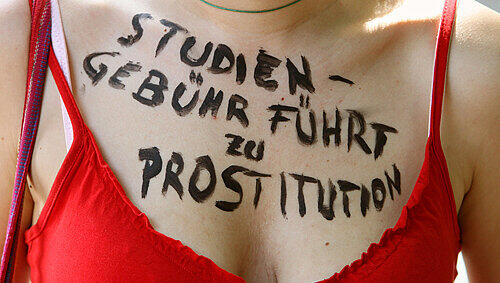 Immer mehr Studentinnen schaffen an: Was diese Studentin bei einer Demonstration gegen die Einführung der Studiengebühr an deutschen Unis so schön kritisierte, wird jetzt Wahrheit. Immer mehr Studentinnen schaffen an: Was diese Studentin bei einer Demonstration gegen die Einführung der Studiengebühr an deutschen Unis so schön kritisierte, wird jetzt Wahrheit.