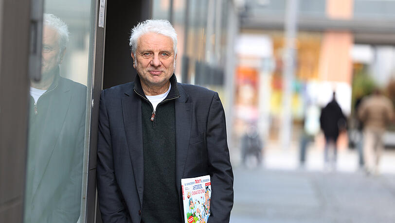 Udo Wachtveitl mit der Münchner Ausgabe des Asterix-Bandes in der Hand. Im AZ-Interview erzählt er, wie die Übersetzung entstanden ist und warum sich Fehler kaum vermeiden lassen.