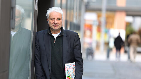 Udo Wachtveitl mit der Münchner Ausgabe des Asterix-Bandes in der Hand. Im AZ-Interview erzählt er, wie die Übersetzung entstanden ist und warum sich Fehler kaum vermeiden lassen.