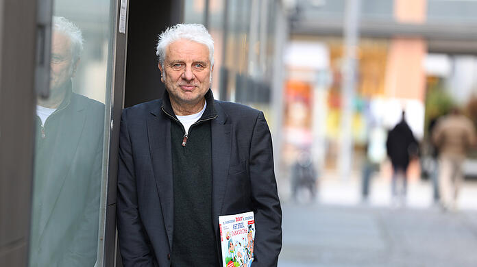 Udo Wachtveitl mit der Münchner Ausgabe des Asterix-Bandes in der Hand. Im AZ-Interview erzählt er, wie die Übersetzung entstanden ist und warum sich Fehler kaum vermeiden lassen.