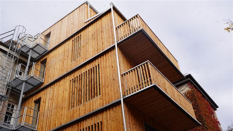 Für die Fassade wurde österreichische Lärche verwendet. Für die Fassade wurde österreichische Lärche verwendet.