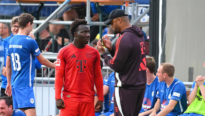 Bayern-Trainer Vincent Kompany (r.) während des Sommertrainingslagers 2024 in Rottach-Egern mit Nestory Irankunda. Bayern-Trainer Vincent Kompany (r.) während des Sommertrainingslagers 2024 in Rottach-Egern mit Nestory Irankunda.