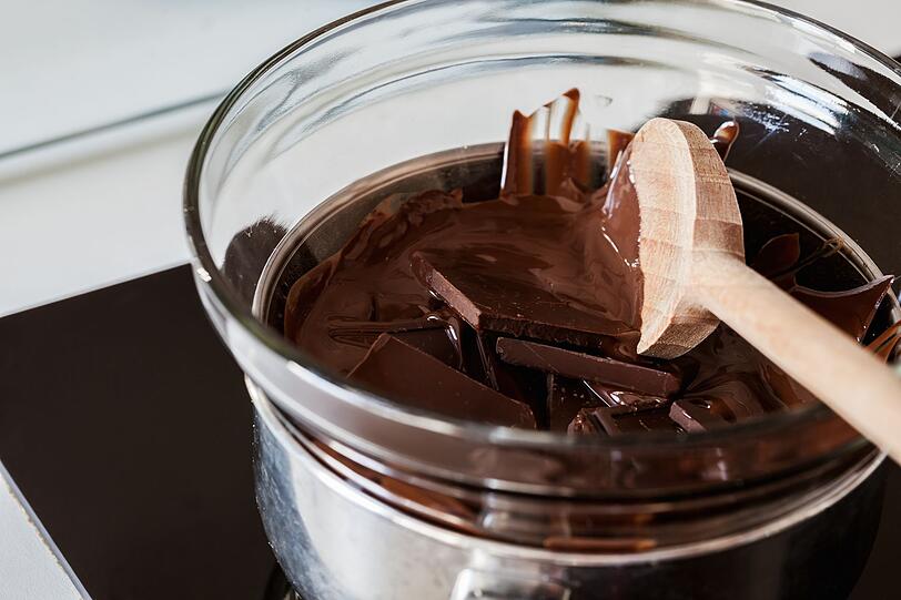 Kuvertüre ist schon was Feines, denn sie macht den Kuchen noch leckerer und erleichtert das Verzieren. Doch statt einer Packung mit dem Namen "Kuvertüre" können Sie genauso gut eine herkömmliche dunkle Schokolade schmelzen und auf Ihrem Kastenkuchen verstreichen. Kuvertüre ist schon was Feines, denn sie macht den Kuchen noch leckerer und erleichtert das Verzieren. Doch statt einer Packung mit dem Namen "Kuvertüre" können Sie genauso gut eine herkömmliche dunkle Schokolade schmelzen und auf Ihrem Kastenkuchen verstreichen.