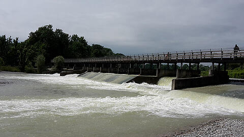 Die Isar führt derzeit viel Wasser. Da ist Schlauchbootfahren gefährlich.