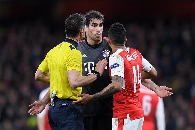 JAVI MARTINEZ:NOTE 3 - Legte sich einmal Nase an Nase mit Arsenals Walcott an. Da zeigte der  
Spanier die nötige Europacup-Aggressivität. Stoppte Ramsey rustikal,  
sah Gelb (45.). Wie in Köln auch in London mit vielen Ausflügennach  
vorne, einer seiner Kopfbälle ging knapp drüber.