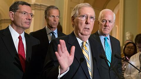 Obwohl die Republikaner nun noch zehn Stimmen mehr benötigen werden, verspricht Mitch McConnell: "Wir geben nicht auf."