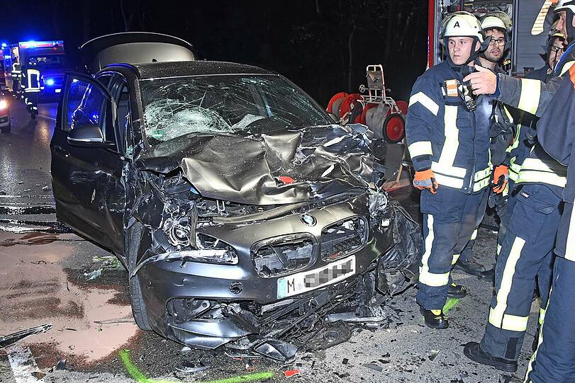 Auf einer Staatsstraße bei Erding kam es zu einem tödlichen Crash zwischen einem Alfa und einem BMW.