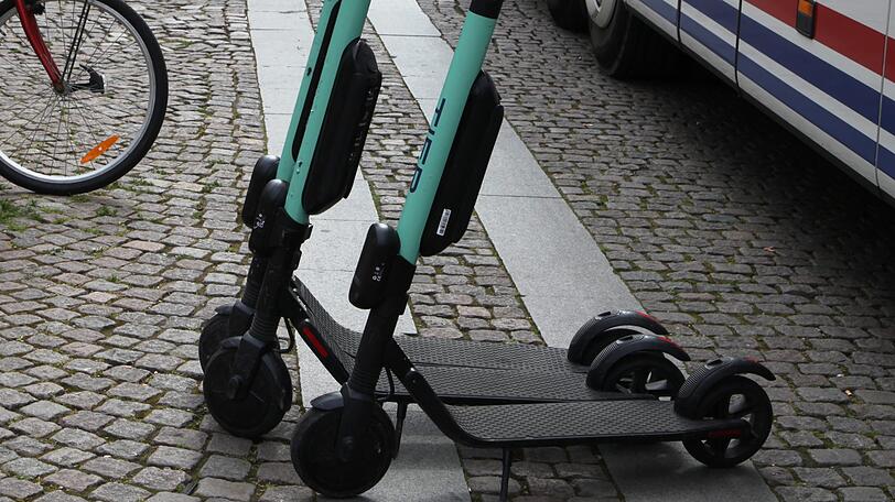 Batterien von E-Rollern sind leicht zu entnehmen, wenn das Schloss geknackt ist. (Symbolbild)