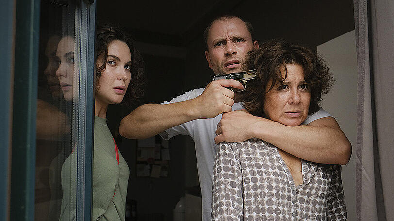 "Tatort: Die Zeit ist gekommen": Das Ehepaar Bürger (Katia Fellin, Max Riemelt) droht, Heimleiterin Ella Lehmann (Anita Vulescia) zu töten