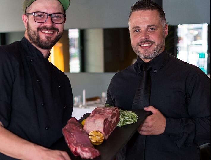 Fleischeslust: Küchenchef Michael Lenort (l.) und Goran Gluvacevic achten auf beste Qualität.	Foto: Maren Höfs/ho