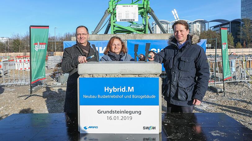 Werner Albrecht (v.l.), Alexandra Diessner und Florian Bieberbach legen den Grundstein.