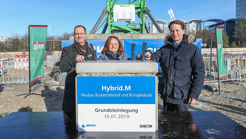 Werner Albrecht (v.l.), Alexandra Diessner und Florian Bieberbach legen den Grundstein.