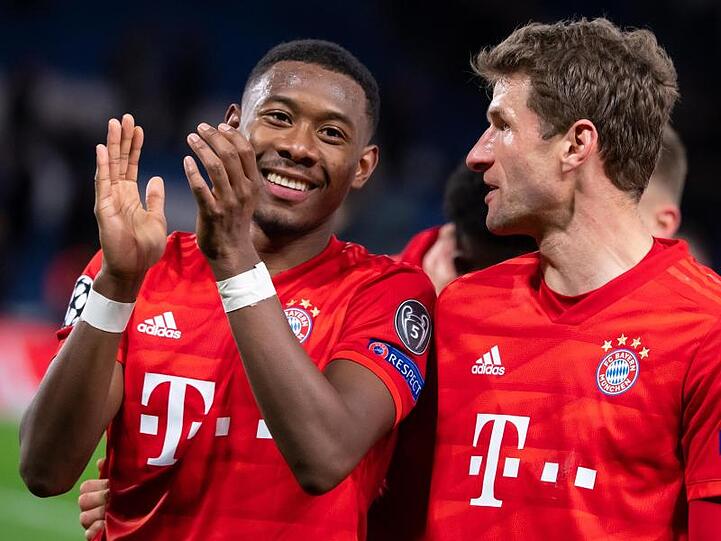 David Alaba (l) macht in der Innenverteidigung des FC Bayern einen starken Job.