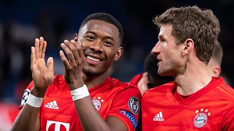 David Alaba (l) macht in der Innenverteidigung des FC Bayern einen starken Job.