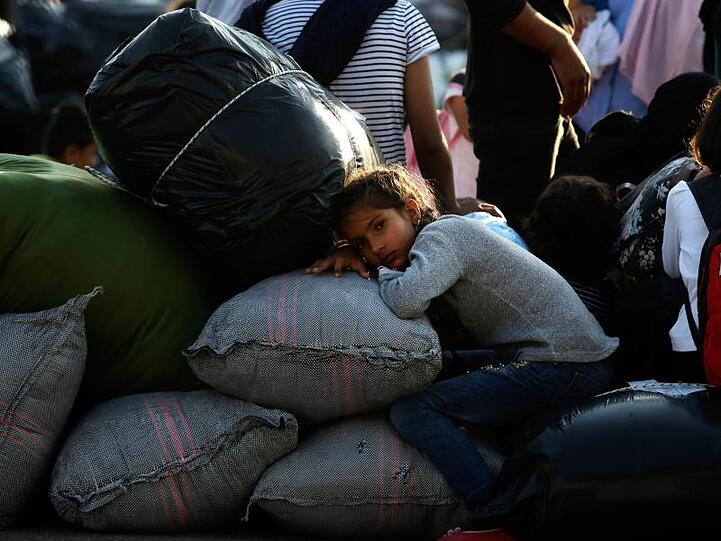 Nach der Flucht: Ein Mädchen ruht sich nach ihrer Ankunft im Hafen von Thessaloniki aus.