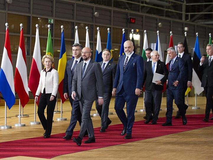 Ursula von der Leyen und Charles Michel, Präsident des Europäischen Rates, mit den Staats- und Regierungschefs der Westbalkanländer bei einem Treffen in Brüssel.