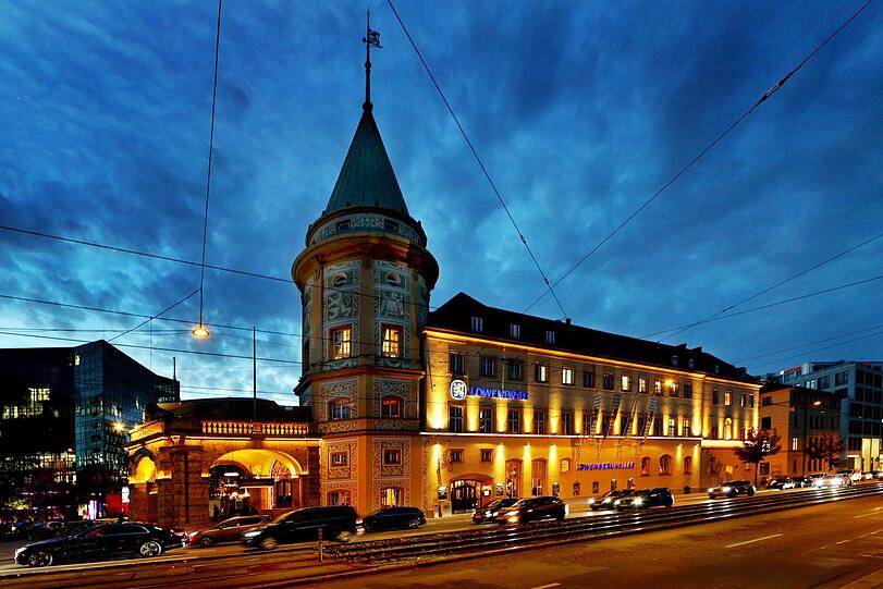 Blaue Stunde am Stiglmaierplatz: Der Löwenbräukeller, eines der letzten erhaltenen Beispiele Altmünchner Bierpalast-Herrlichkeit, funkelt und strahlt.