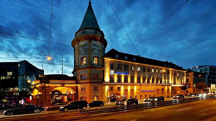 Blaue Stunde am Stiglmaierplatz: Der Löwenbräukeller, eines der letzten erhaltenen Beispiele Altmünchner Bierpalast-Herrlichkeit, funkelt und strahlt.