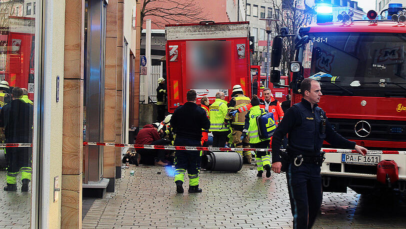 Ein Lastwagen ist in der Passauer Innenstadt in eine Fußgängergruppe gefahren und hat dabei mehrere Menschen verletzt sowie eine Frau und ihre Tochter getötet.
