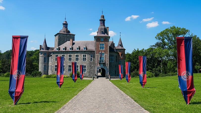 In diesem schmucken belgischen Schloss kommen die diesjährigen Teilnehmerinnen und Teilnehmer zusammen. In diesem schmucken belgischen Schloss kommen die diesjährigen Teilnehmerinnen und Teilnehmer zusammen.