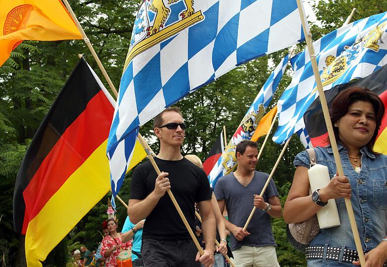 Bayerische Fahnen und buddhistische Mönche: Das Khao Pansa-Fest brachte asiatisches Flair in den Westpark.