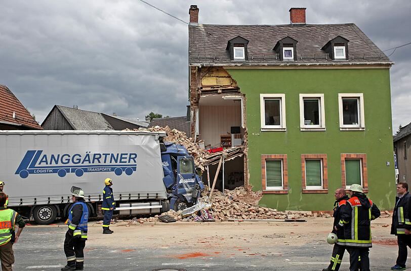 Der Fahrer wurde bei dem Unfall eingeklemmt und schwer verletzt. Bei dem Aufprall wurden Teile des Erdgeschosses und des ersten Stockwerks des Hauses stark beschädigt.