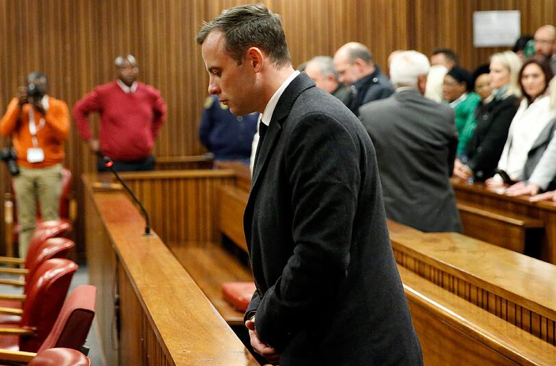 Pistorius, der unterhalb der Knie amputiert ist, hatte am Valentinstag 2013 das Model durch die geschlossene Toilettentür erschossen. Foto: Marco Longari/Pool/Archiv