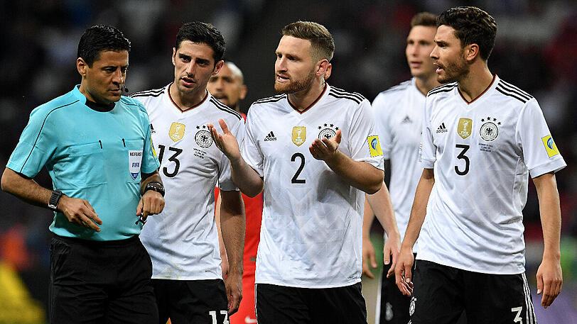 Confed Cup 2017 in Kasan: Die deutschen Nationalspieler Jonas Hector, Shkodran Mustafi und Lars Stindl (links) mit dem iranischen Schiedsrichter Alireza Faghani.