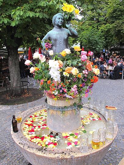Biertrinken am Viktualienmarkt - nicht nur Touristen fühlen sich hier wie im Paradies.