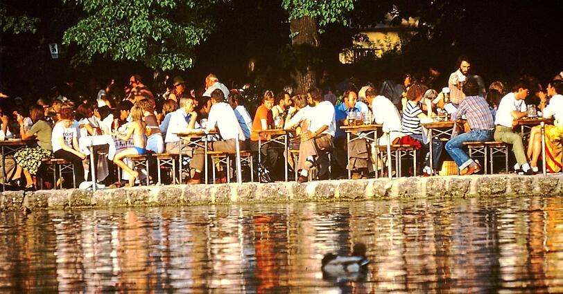 Noch heute ein sehr beliebter Fleck direkt am Wasser: der Biergarten am Seehaus (1978).