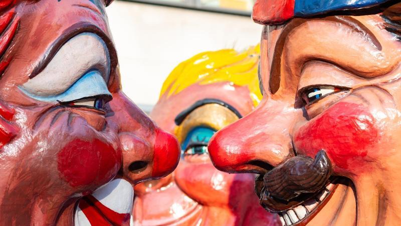 Zwei Mainzer Schwellköppe schauen sich beim Umzug an. Zwei Mainzer Schwellköppe schauen sich beim Umzug an.