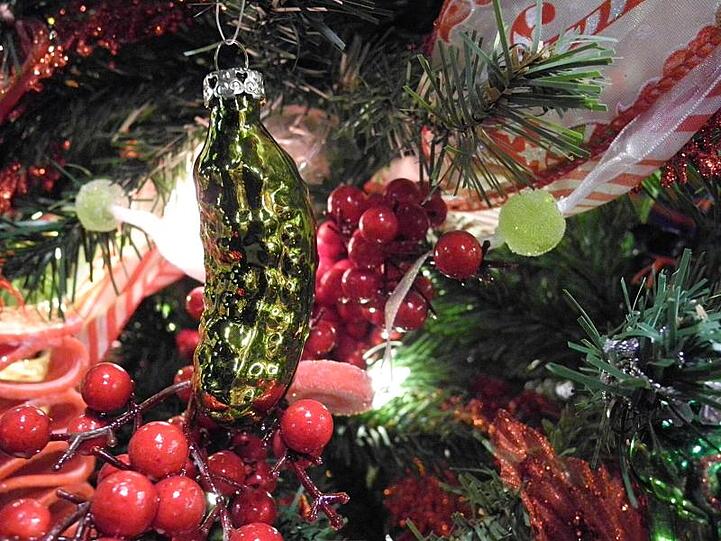 Eine "Weihnachts-Gurke" (Christmas Pickle) an einem Weihnachtsbaum. Wenn Kinder sie entdecken, winkt ein weiteres Geschenk.