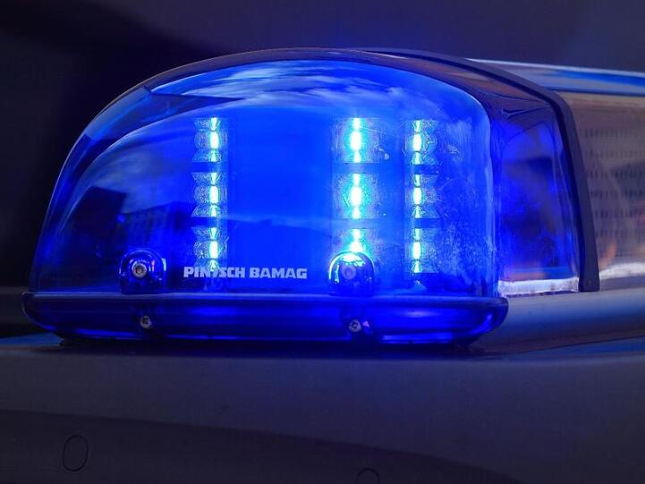 Das Blaulicht eines Streifenwagens blinkt.