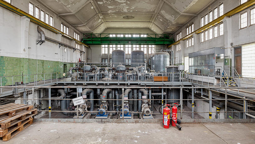 Die mächtigen Heizkessel und alten Rohre müssen raus. Das Industriedenkmal wird komplett entkernt. Für die neuen und loftartigen Büros wird eine Geschossdecke eingezogen.