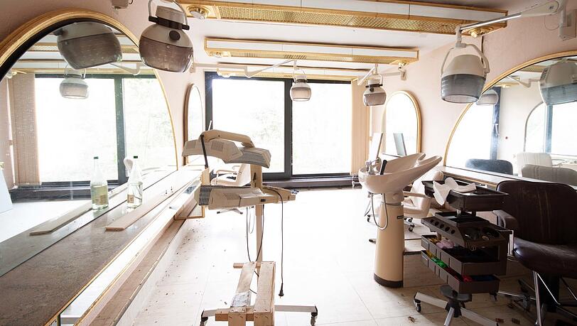 Die Haare schön machen konnten sich die Damen im hauseigenen Salon. Die Haare schön machen konnten sich die Damen im hauseigenen Salon.