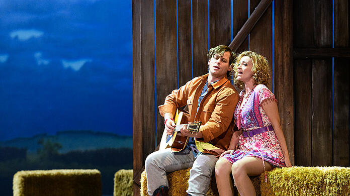 Da ist die ländliche Welt noch in Ordnung: Gyula Rab (Tom Rakewell) und Mária Celeng (Ann Trulove) am Beginn der Oper "The Rakes Progress" in Adam Coopers Inszenierung im Gärtnerplatztheater.