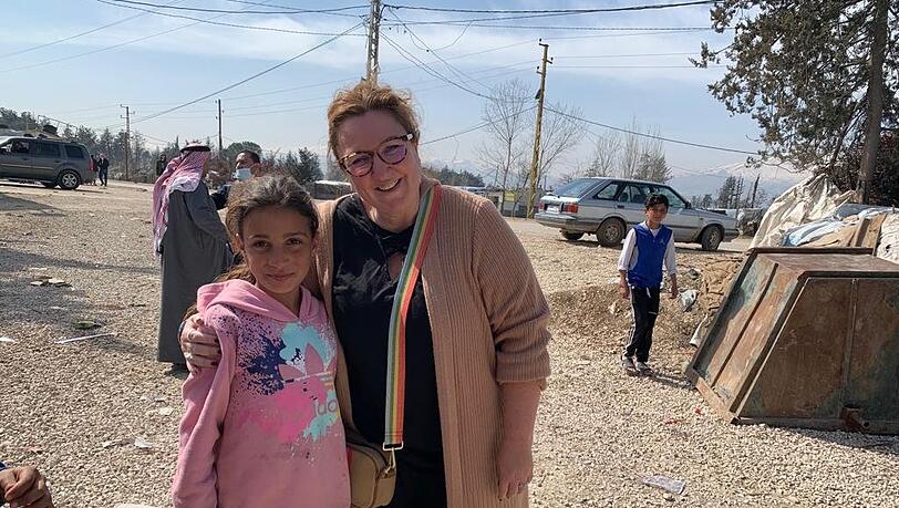 Jacqueline Flory (r.) mit Schülerin Djamili in der libanesischen Bekaa-Ebene. Jacqueline Flory (r.) mit Schülerin Djamili in der libanesischen Bekaa-Ebene.