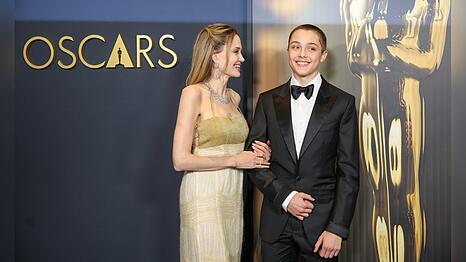 Angelina Jolie mit ihrem Sohn Knox Jolie-Pitt im November 2024 bei den Governors Awards in Los Angeles.