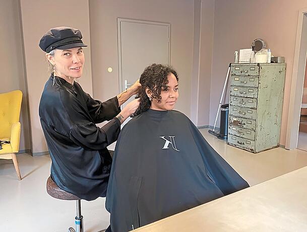 Im "Silent Room" im ersten Obergeschoss ihres Friseursalons möchte Jasmin Kohlmayer, dass ihre Kunden zur Ruhe kommen.