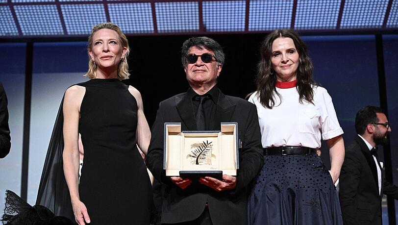 Palme d&lsquo;Or-Gewinner Jafar Panahi mit Cate Blanchett (li.) und Jury-Pr&auml;sidentin 2025 Juliette Binoche.