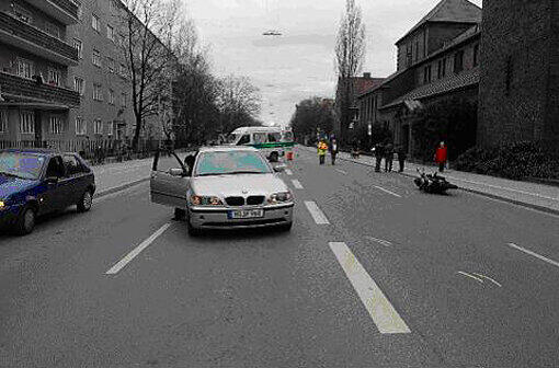Der Motorradfahrer hatte an der Kreuzung zu viel Gas gegeben.