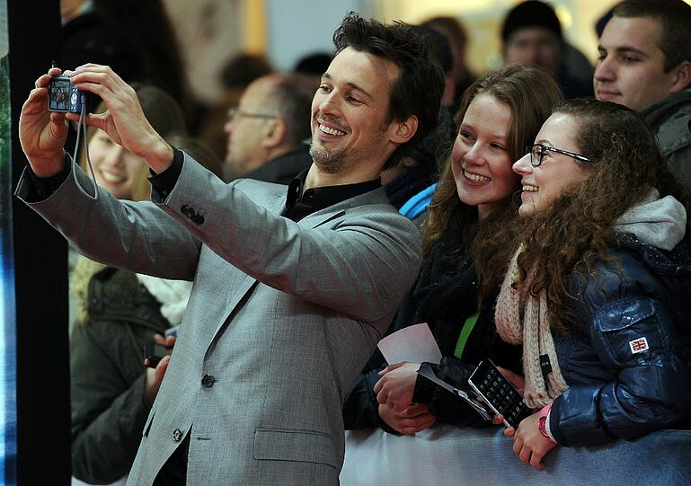 Florian David Fitz macht ein Erinnerungsfoto mit den Fans.